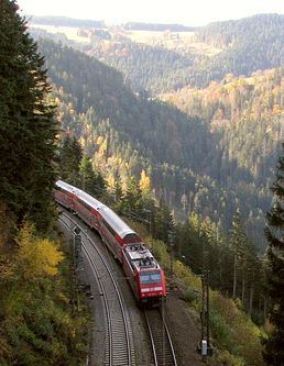 Viel Landschaft (Foto) und eine perfekt in darin eingef&uuml;gte Schwarzwaldbahn
