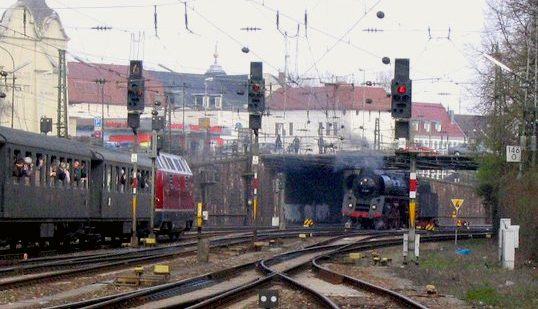 01 und V200 unter der Unionsbr&uuml;cke in Offenburg